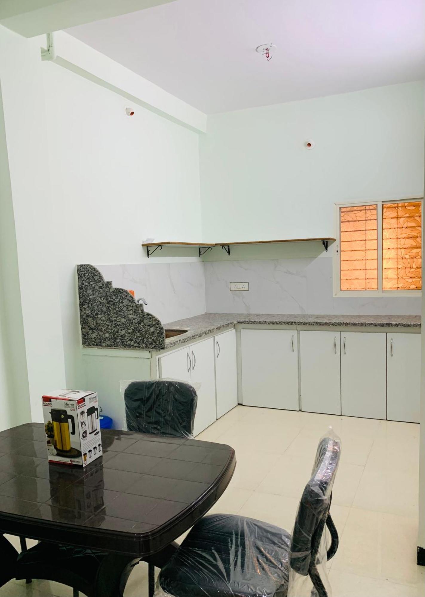 אויאיין Manjushree Guest House מראה חיצוני תמונה